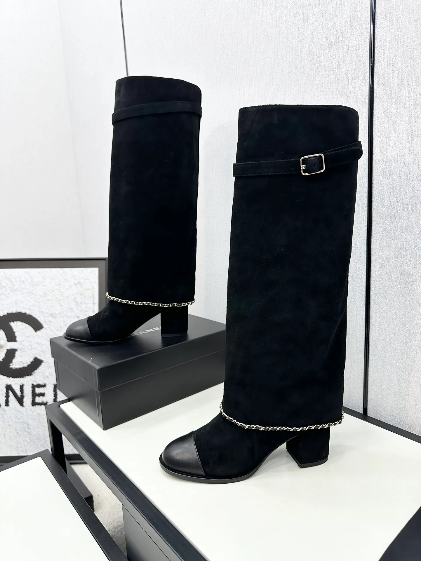 👟👟Ex-factory price 840👟👟Chanel🆕 24b new double c autumn and winter boots Chanel autumn and winter heavy industry popular short boots🔥 Xiaohongshu highly recommends this style, it looks good with any combination, a must-have for fashion, Ms. Chanel loves simple and irresistible styles💋Coloring shows a unique style, free mix and match to shine⚡️Follow the fashionable steps of the tight-flavored grandma! ! ! Enlarge the exquisite details to see ✔Original molded hardware buckle ✔Top version made by purchasing agent★The upper is made of original Yangjing cowhide, sheepskin lining, sheepskin feet, code number 35-40 (40, 41 customization is not returnable)